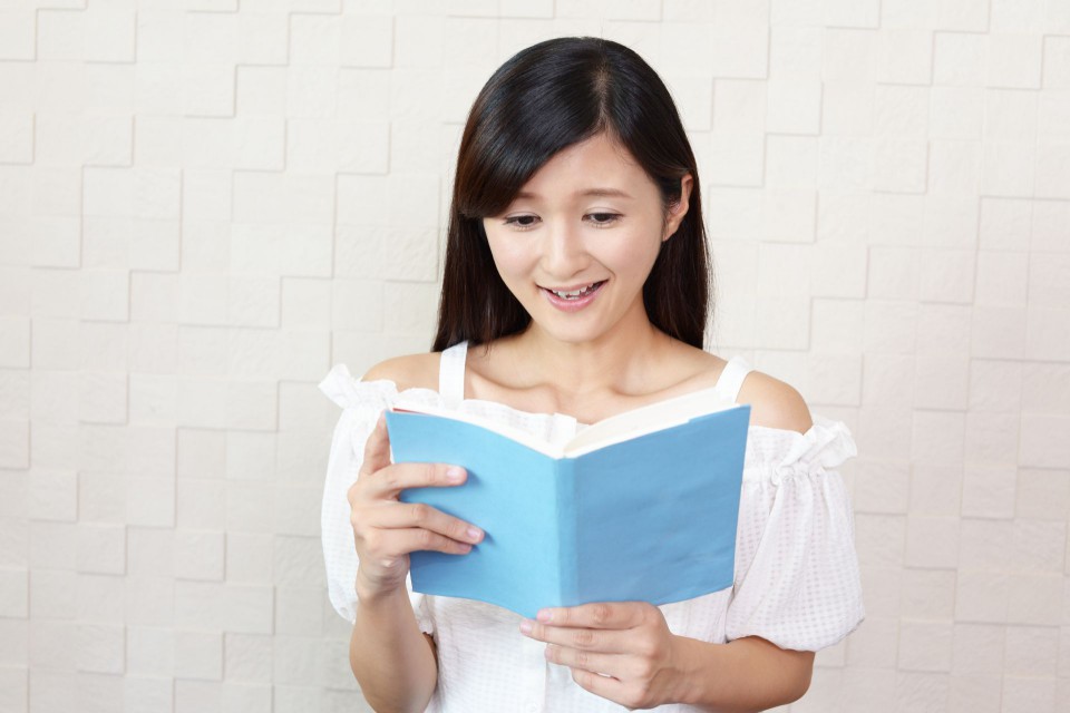透明が創り出す見せない美学新時代の印刷とシールが彩る多機能デザイン